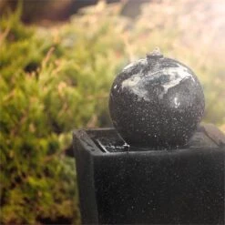 Königsbrunn Springbrunnen Solar 200 L/h LED Akku Basaltoptik 8 Königsbrunn Springbrunnen Solar 200 L/h LED Akku Basaltoptik -Gartenmöbel 10029040 yy 0003 ambient Blumfeldt Koenigsbrunn Solar Springbrunnen LED