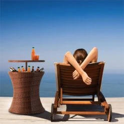 Beerboy Gartentisch Getränkekühler Ø50cm Polyrattan Bicolor Braun -Gartenmöbel 10029628 yy 0004 ambient Blumfeldt Beerboy Gartentisch Polyrattan Kuehler