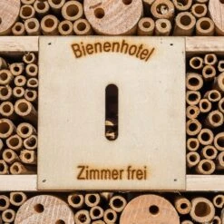 Insektenhotel Mit Spitzdach Aufhängung Ganzjährig Bewohnbar Holz -Gartenmöbel 10038022 yy 0005 logo