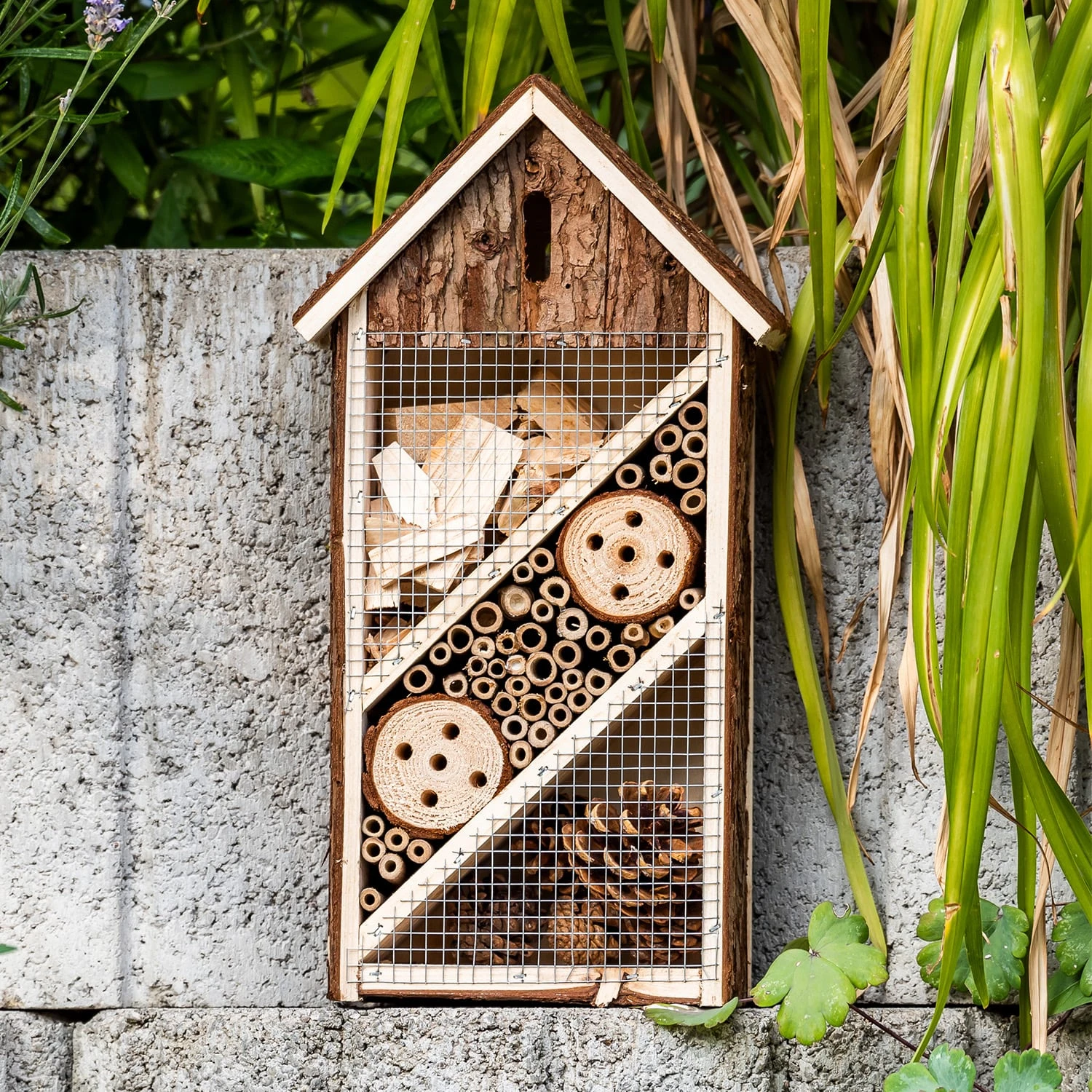 Insektenhotel Mit Schmalem Spitzdach Aufhängung Ganzjährig Bewohnbar Holz 2 Insektenhotel Mit Schmalem Spitzdach Aufhängung Ganzjährig Bewohnbar Holz – Bild 2