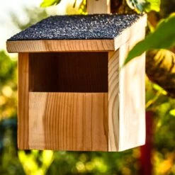 Nistkasten Für Halbhöhlenbrüter Aufhängung Asphaltdach Rotzeder -Gartenmöbel 10038138 yy 0005 logo